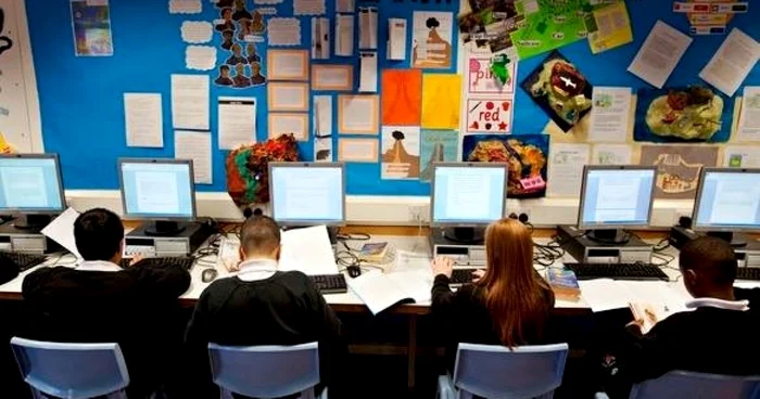 Manualele digitale sunt considerate dăunătoare de asociaţiile părinţilor ortodocşi