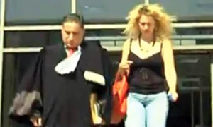 Oana a fost ieri la  tribunal împreună  cu avocatul ei ca să  depună actele de divorţ jpeg