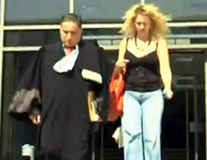 Oana a fost ieri la tribunal împreună cu avocatul ei ca să depună actele de divorţ