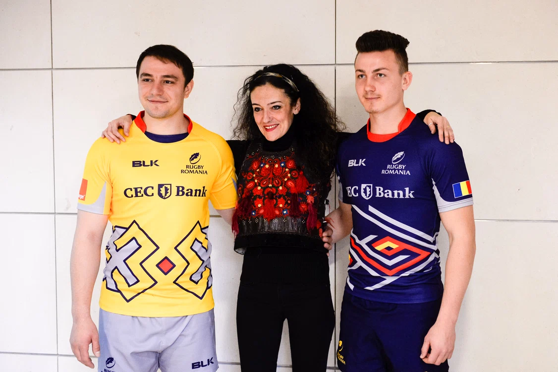 Designerul Ioana Corduneanu s-a fotografiat cu rugby-iştii naţionalei