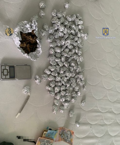 Doi bărbați arestați pentru că vindeau canabis și cocaină în Vâlcea. Cât de ieftin scapă, de obicei, traficanții