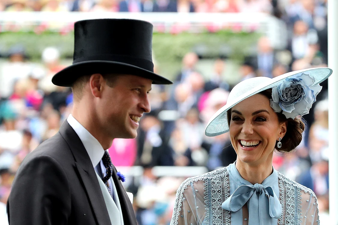 
    Kate Middleton pare că are un început de burticăFoto: AFP  