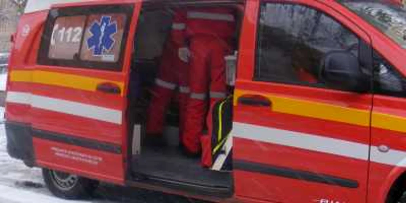 Echipajul ambulanţei aşteaptă venirea maşinii de teren