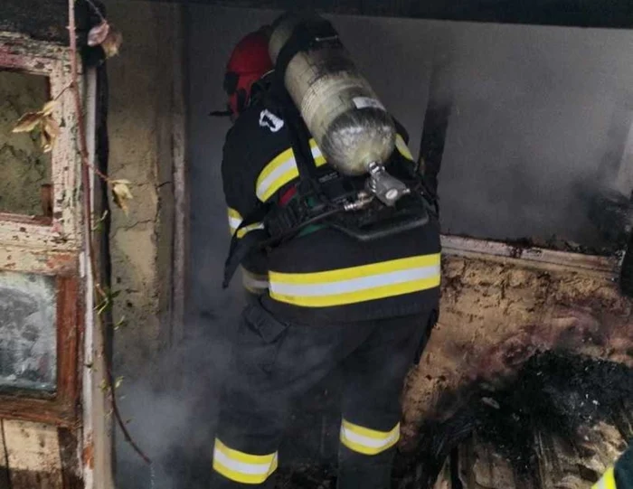 Persoană descoperită moartă de pompierii veniţi să stingă un incendiu la o casă din Craiova