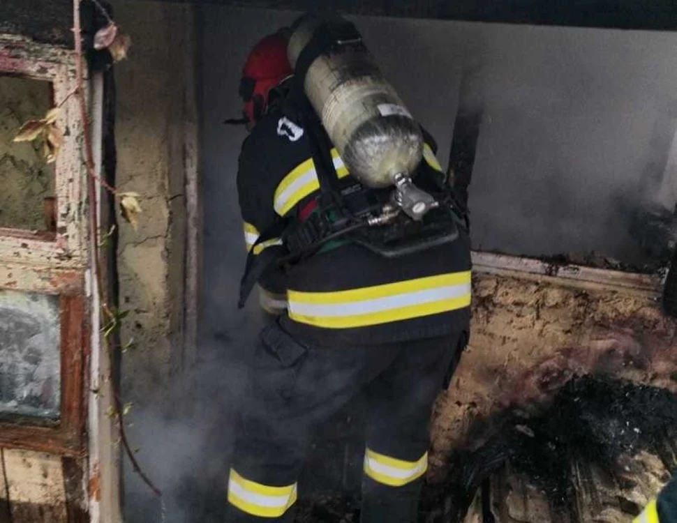 Pompieri au descoperit o prsoană moartă în timpul intervenţiei. FOTO: ISU Craiova