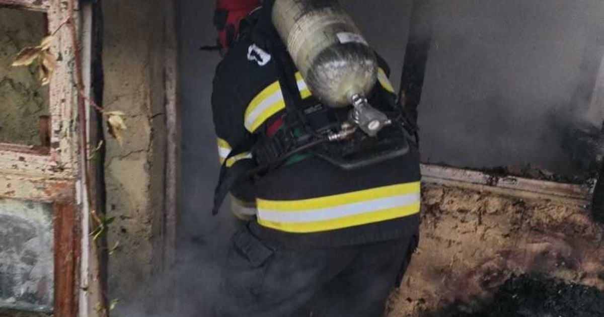 Persoană descoperită moartă de pompierii veniţi să stingă un incendiu la o casă din Craiova