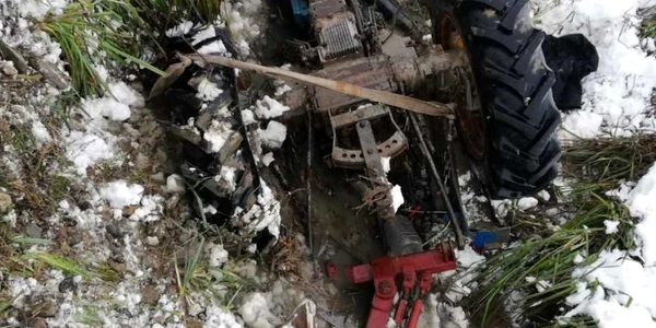Tractor răsturnat în şanţul cu apă în Mihăeşti - Vâlcea Foto Adevărul