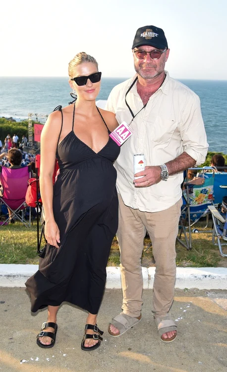 Liev Schreiber și Taylor Neisen 