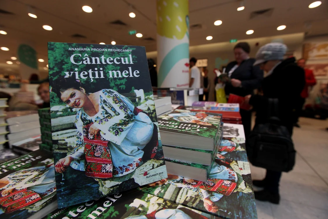 
    Anamaria Prodan a fost însoțită de fiul ei la lansarea de carteFoto: Sever Gheorghe  