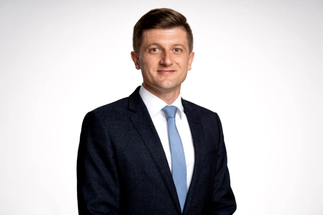 În costum, Zdravko Maric nu dă de înțeles că ar fi pasionat de fitness