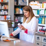 Farmacie farmacista FOTO Shutterstock jpg