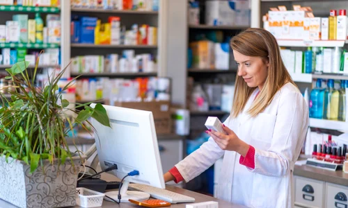 Farmacie farmacista FOTO Shutterstock jpg