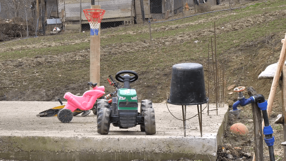 Bărbat arestat pentru că a agresat sexual fetițele vecinilor din sat. Copilele veneau să se joace cu nepoții săi