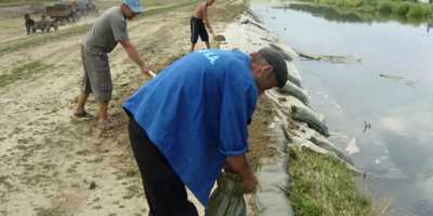 Digurile sunt captusite cu material geotextil, pentru combaterea infiltraţiilor  FOTO adevarul.ro