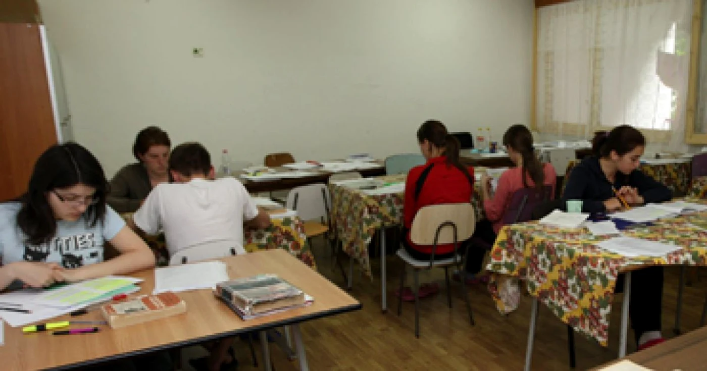 Studenţii învaţă în camere şi bucătării