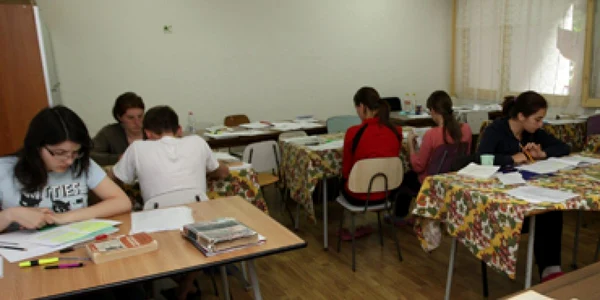 Studenţii învaţă în camere şi bucătării