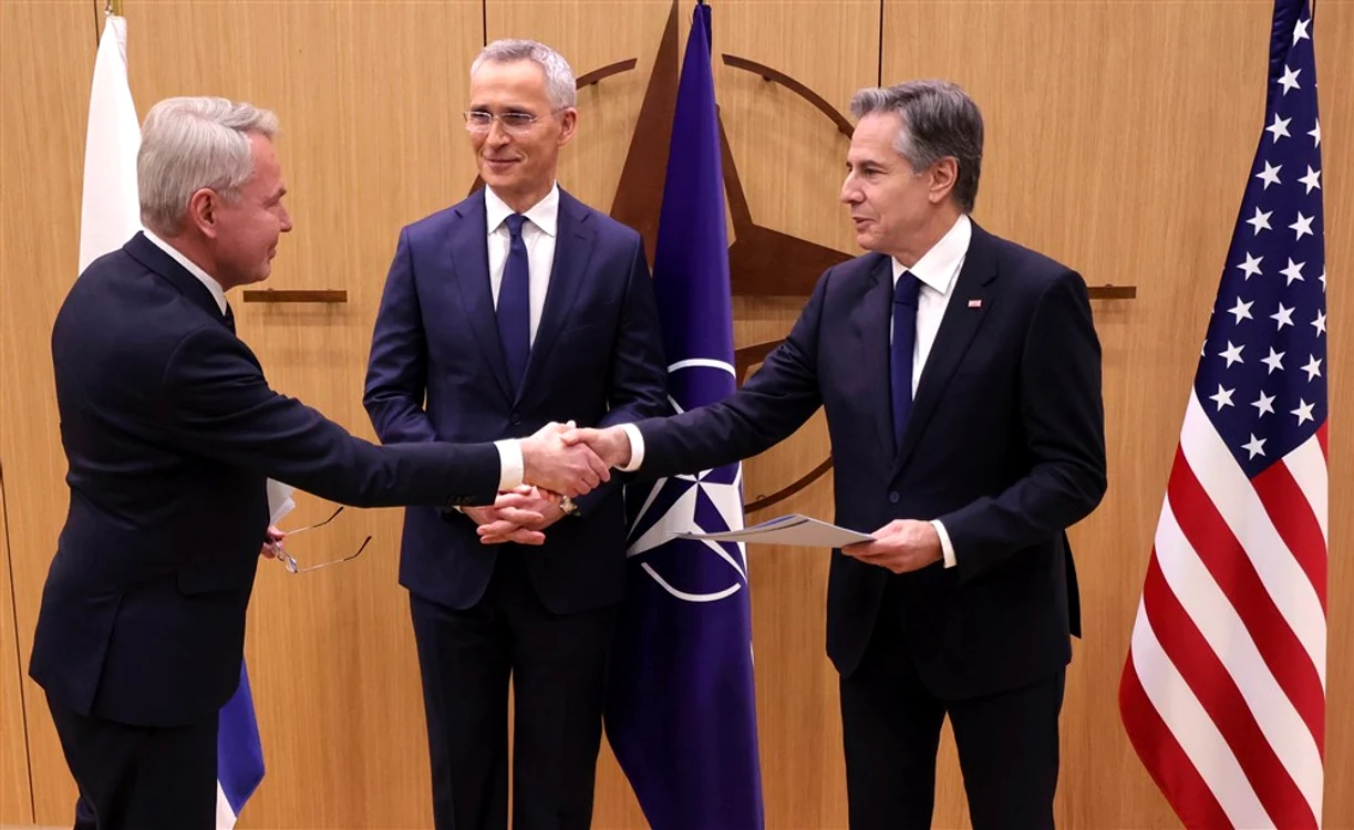 Ministrul finlandez de Externe Pekka Haavisto (stânga) primește documentul de aderare FOTO EPA-EFE