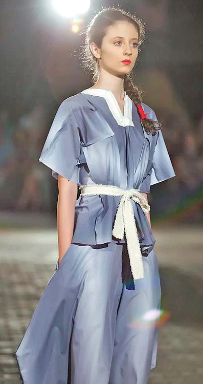 Catinca, fiica din prima căsătorie, vrea să-şi execute silit tatăl plecat la post în Africa de Sud