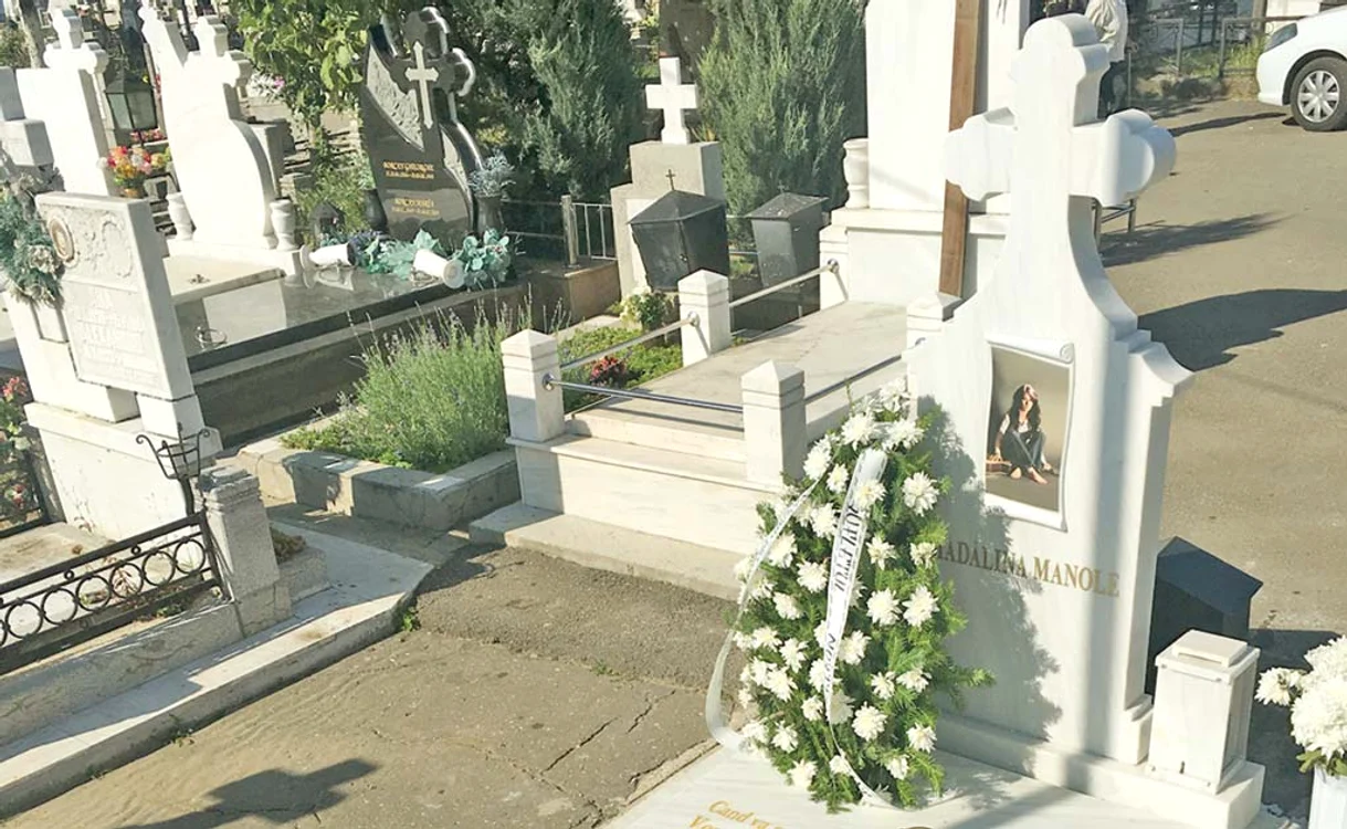 Petru a adus ieri dimineaţă, la mormântul Mădălinei, din Cimitirul Bolovani din Ploieşti, o coroană din crizanteme