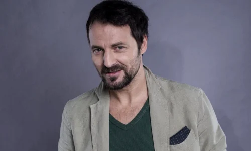 Andrei Aradits (52 de ani) a fost prezent aseară la Premiile Gopo 2026 fiind nominalizat la categoria „Cel mai bun actor în rol principal”  pentru rolul Pavel din filmul „Comatogen”
