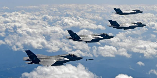 Avioane americane de luptă F-35B aruncă bombe GBU-32 în timpul antrenamentelor deasupra poligonului Pilsung 2017 în Gangwon-do Coreea de Sud FOTO Guliver / Getty Images / South Korean Defense Ministry
