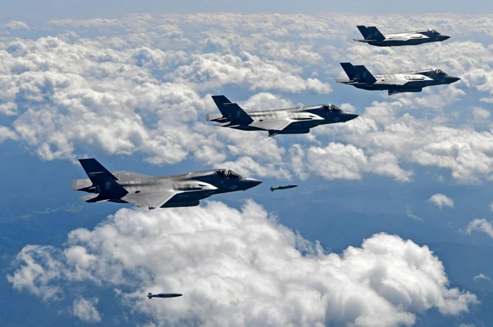 Avioane de luptă F-35B ale armatei americane aruncă bombe GBU-32 în timpul unui antrenament deasupra poligonului Pilsung din Gangwon-do, Coreea de Sud FOTO Guliver/ Getty Images /South Korean Defense Ministry