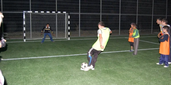 Gazon sintetic şi instalaţii de iluminat pe terenul de sport al şcolii 12