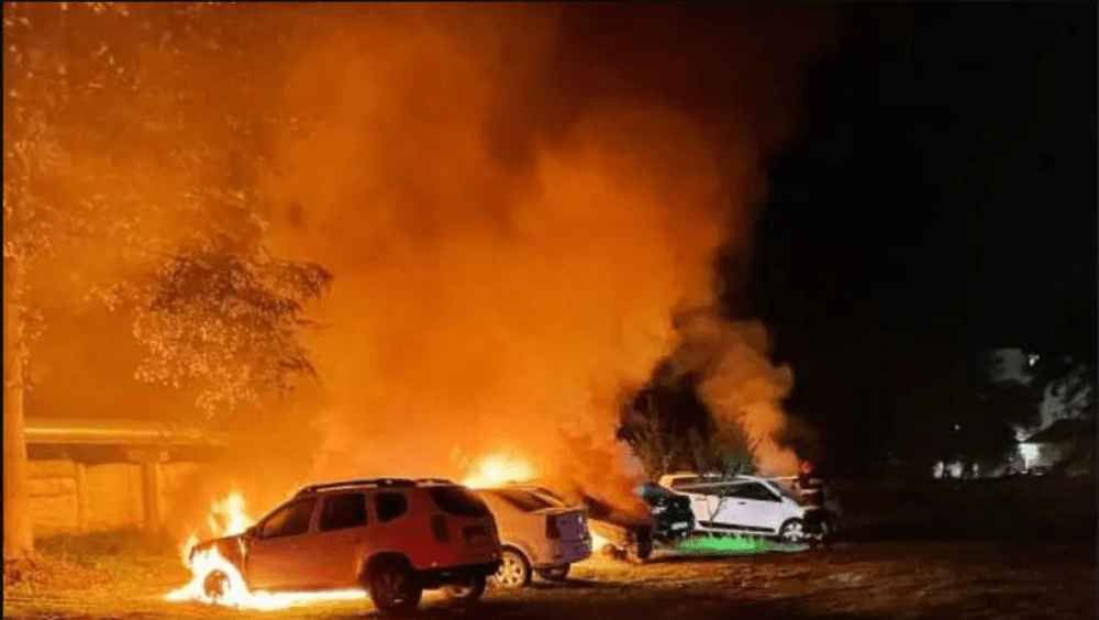 Amenințări cu moartea după restructurări la DGASPC Bacău. Nouă mașini au fost incendiate în curtea instituției