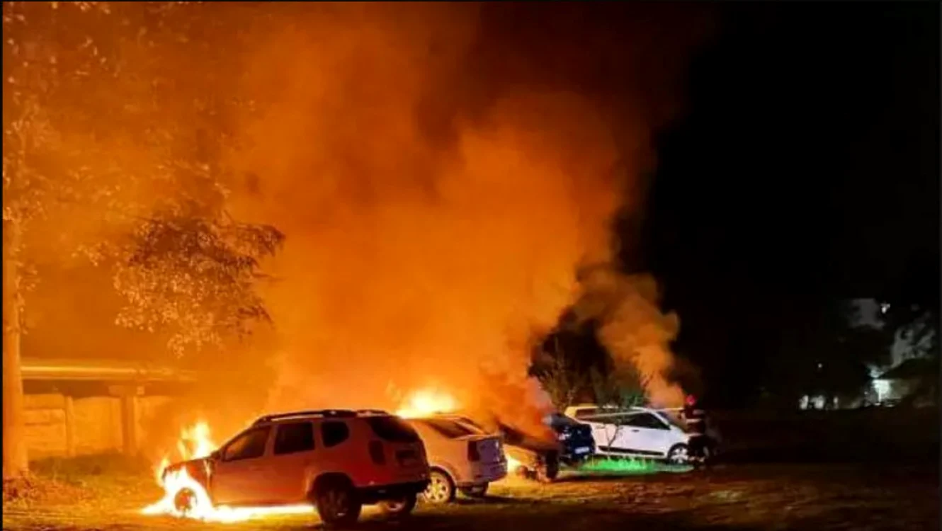 Mașinile incendiate de persoane necunoscute în curtea DGASPC Bacău FOTO ISU Bacău