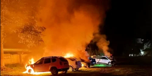 incendiere masini DGASPC Bacau FOTO ISU Bacau jpg