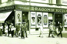 Magazinul Dragomir Niculescu, pe copertina căruia se vede reclama la șampania „St. Marceaux“