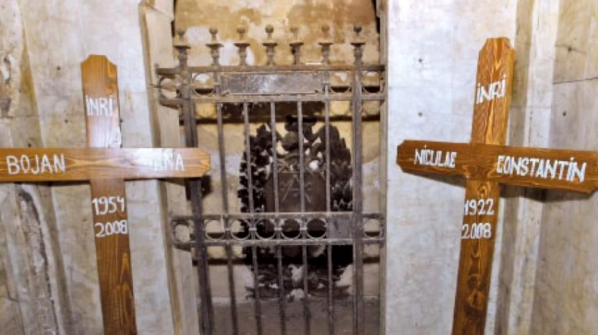 Vanghelie îşi îngroapă morţii în cripta familiei generalului Iacob Lahovary jpeg