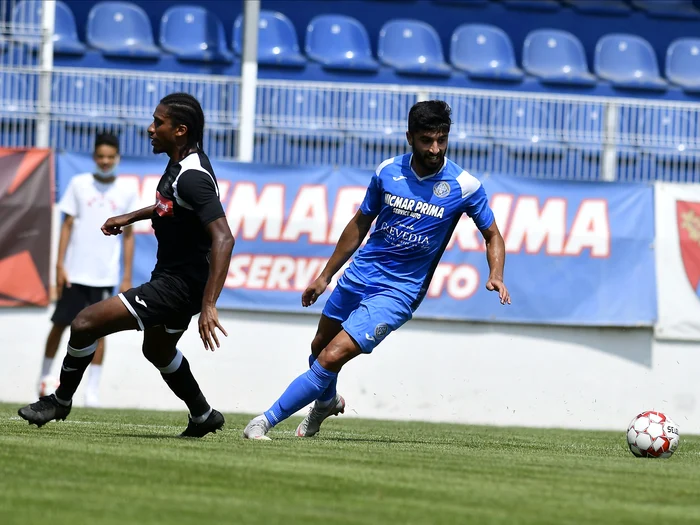 
    Florin Vasile Achim îl depășește pe Rodny Lopes CabralFoto: sportpictures.eu  
