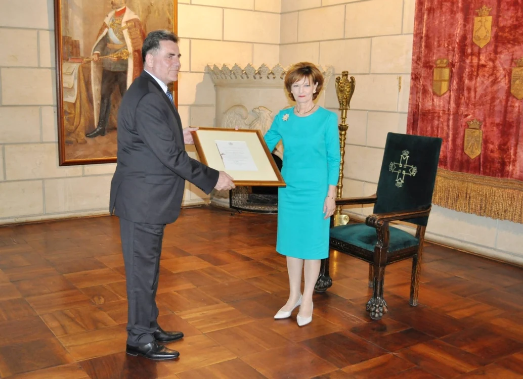 Principesa Maria a României îi înmânează atestatul de furnizor lui Grigore Horoi