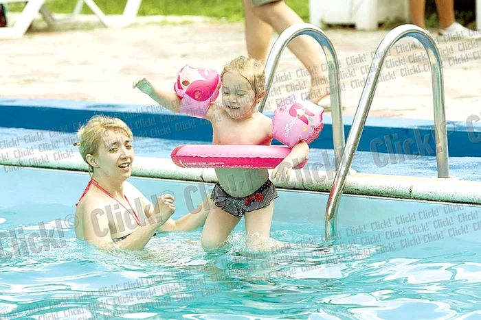 Bucurie mare în bazine!  Nu a contat temperatura  apei, ci faptul că s-a dat  liber la bălăceală (Fotografii: Dorin Constanda/ Mihai Ionescu)