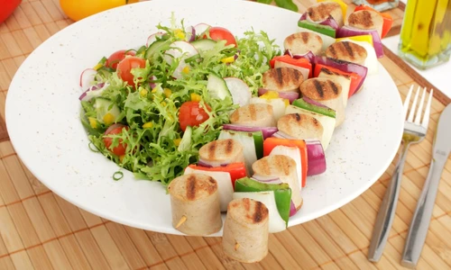 bratwurstspieß an buntem Salat jpeg