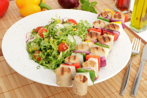bratwurstspieß an buntem Salat jpeg