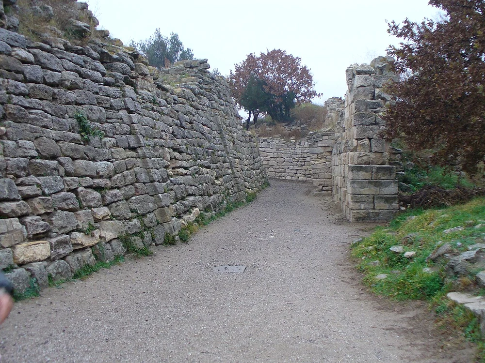 Zidurile Troiei din Epoca Bronzului (stânga) și perioada romană (© Flickr / QuartierLatin1968)