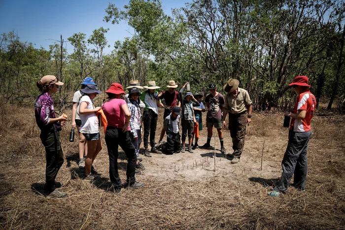 
    Să facă focul  folosind lemnele şi  vegetaţia uscată  