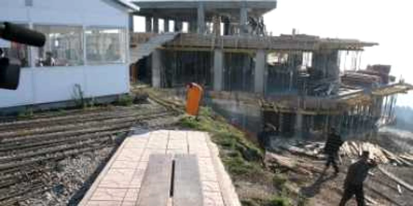 Clădirea este amplasată la o altitudine de 657 de metri pe muntele Cozla