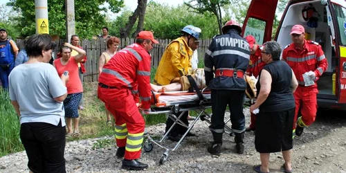 O bătrână a fost desfigurată în bătaie de copiii pe care i-a prins la furat