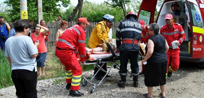 O bătrână a fost desfigurată în bătaie de copiii pe care i-a prins la furat