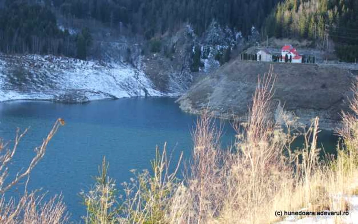 Tânărul a căzut în apele din apropierea unui baraj şi este căutat de pompieri.