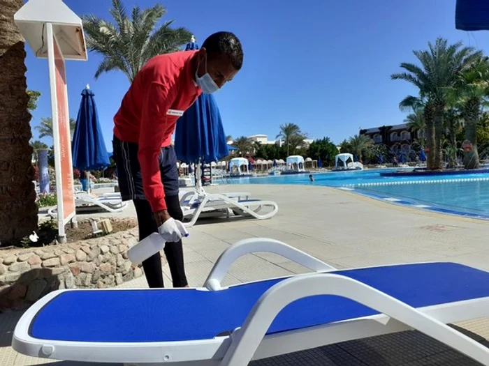 Șezlongurile sunt dezinfectate după fiecare turist