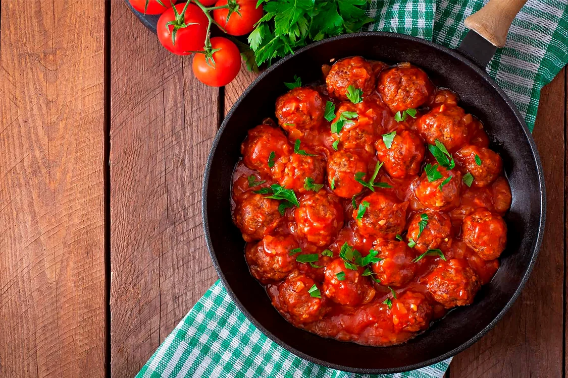 O tigaie cu delicioasele chifteluțe cu sos de roșii Foto Cocina Guru