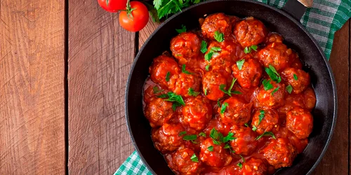 Chifteluțe cu sos de roșii Foto Cocina Guru jpg