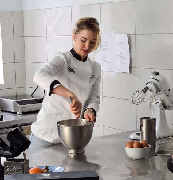 Adelina arată cum se prepară dulciurile FOTO Raul Vidican 