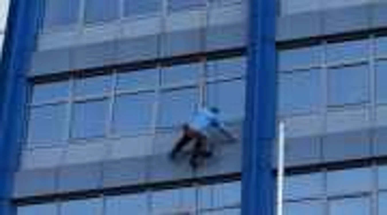 Alpiniştii industriali spală geamurile doar prin coborâre