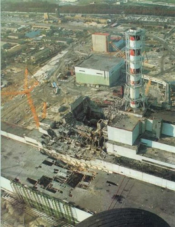 Zona centralei nucleare de la Cernobîl după explozie. Foto: historia.ro