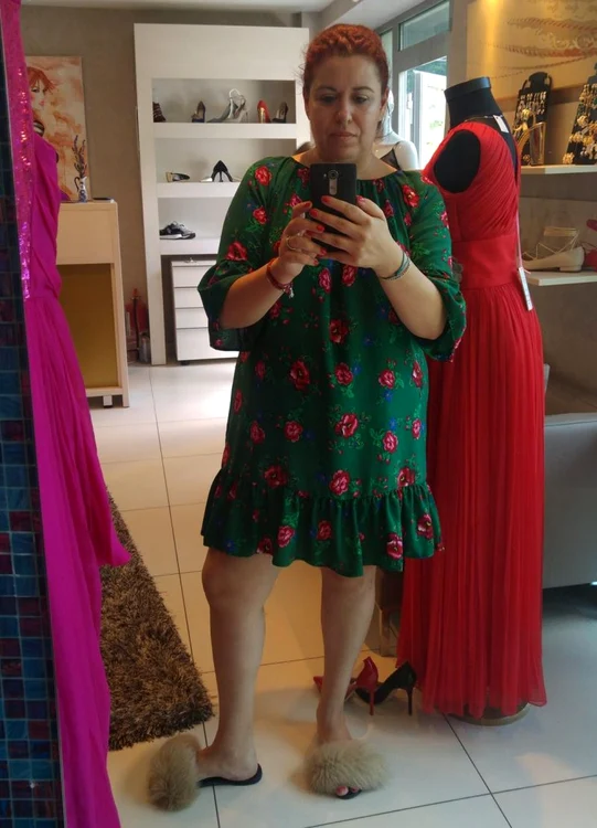 Oana Roman s-a pozat cu papucii cu blăniţă în magazinul pe care îl deţine la Piteşti